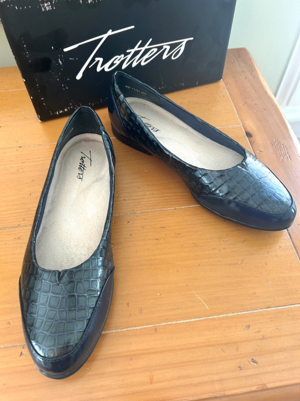 Trotters Croc-Embossed Navy Blue Loafer Flats Women's size 8M